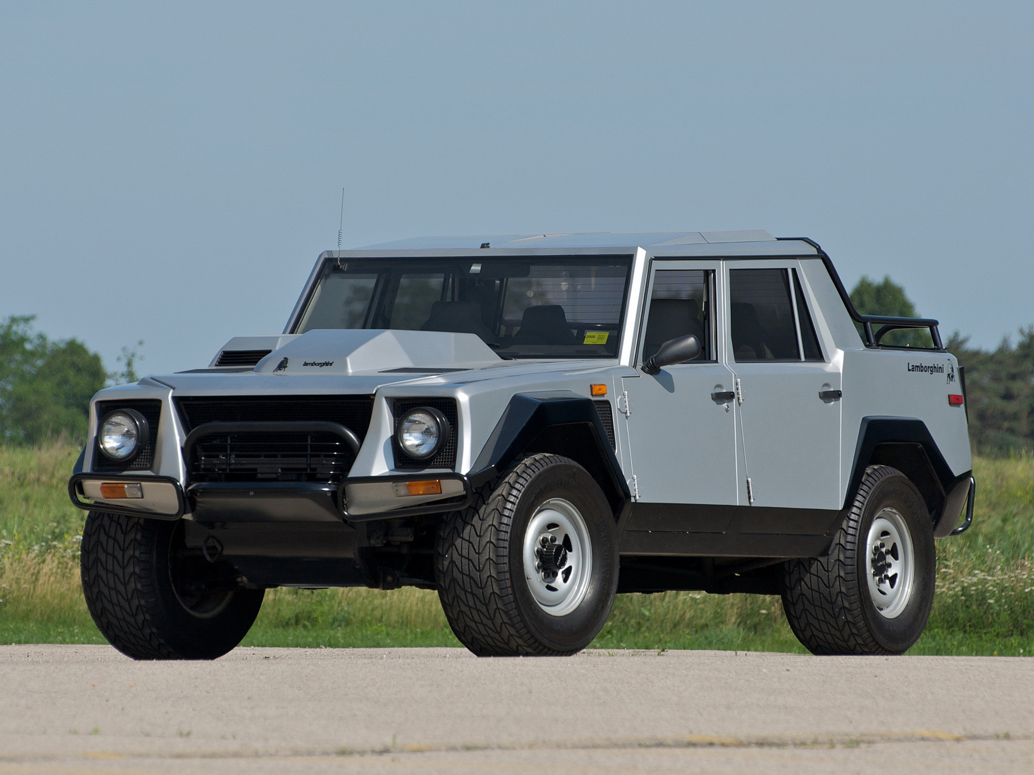 Lamborghini LM-002: 7 фото