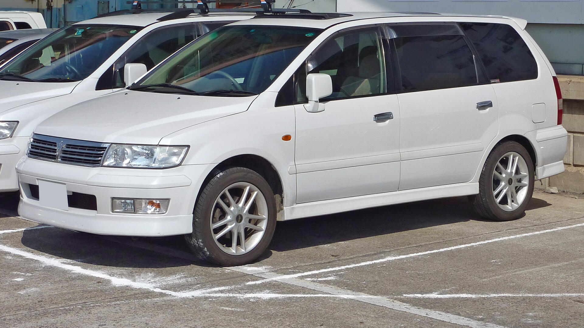 Mitsubishi Chariot Grandis: 2 фото