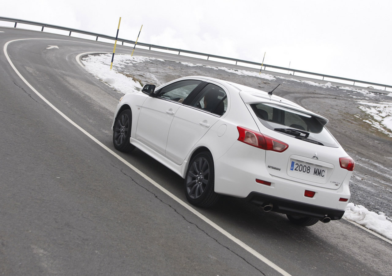 Mitsubishi Lancer Sportback: 12 фото