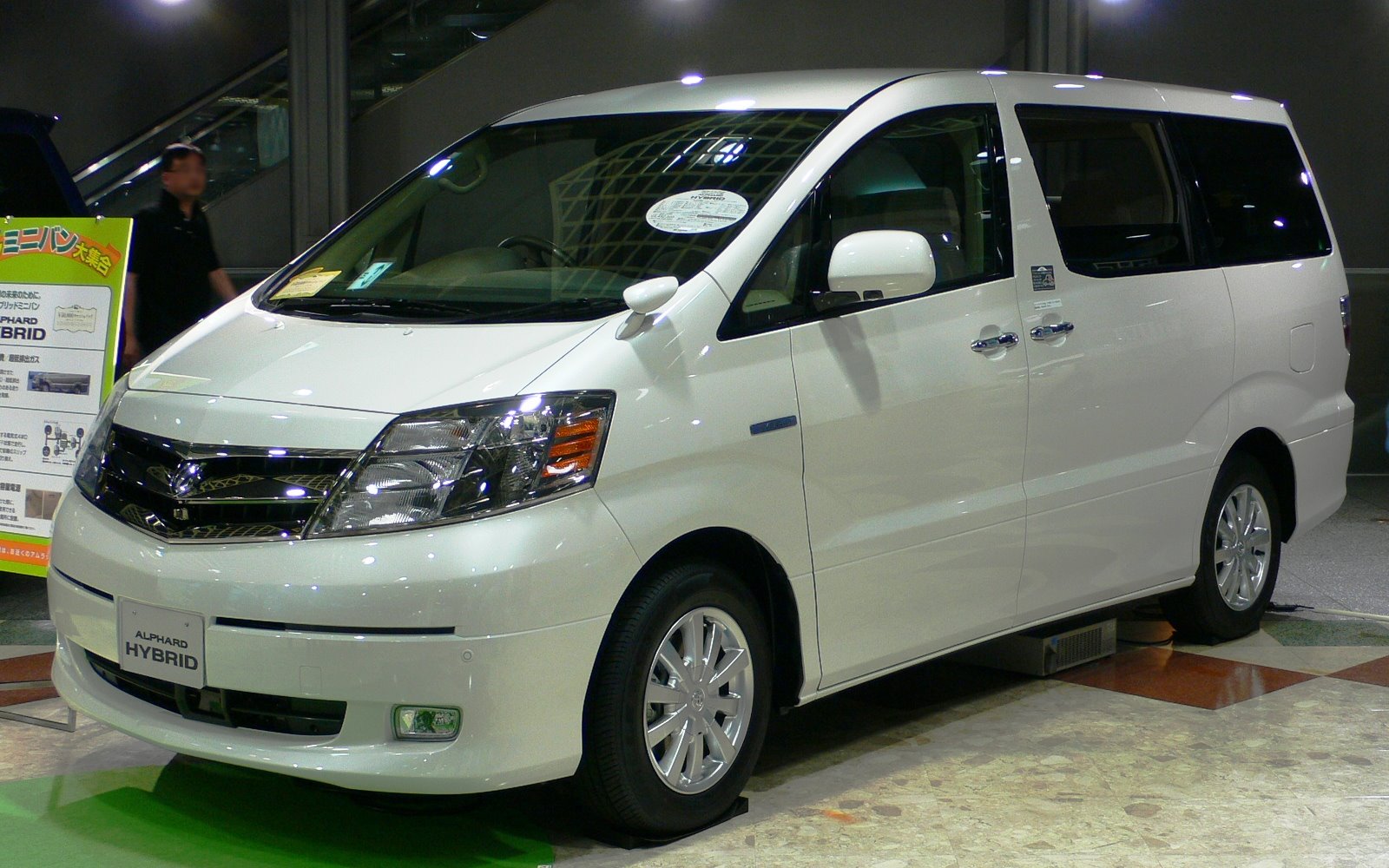 Toyota Alphard Hybrid: 1 фото