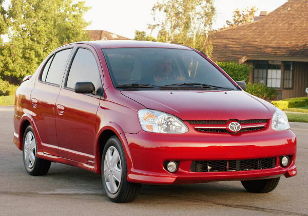 Toyota Echo: 8 фото