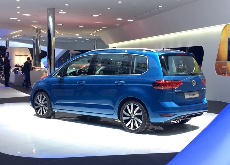 Volkswagen Touran 2016: 3 фото